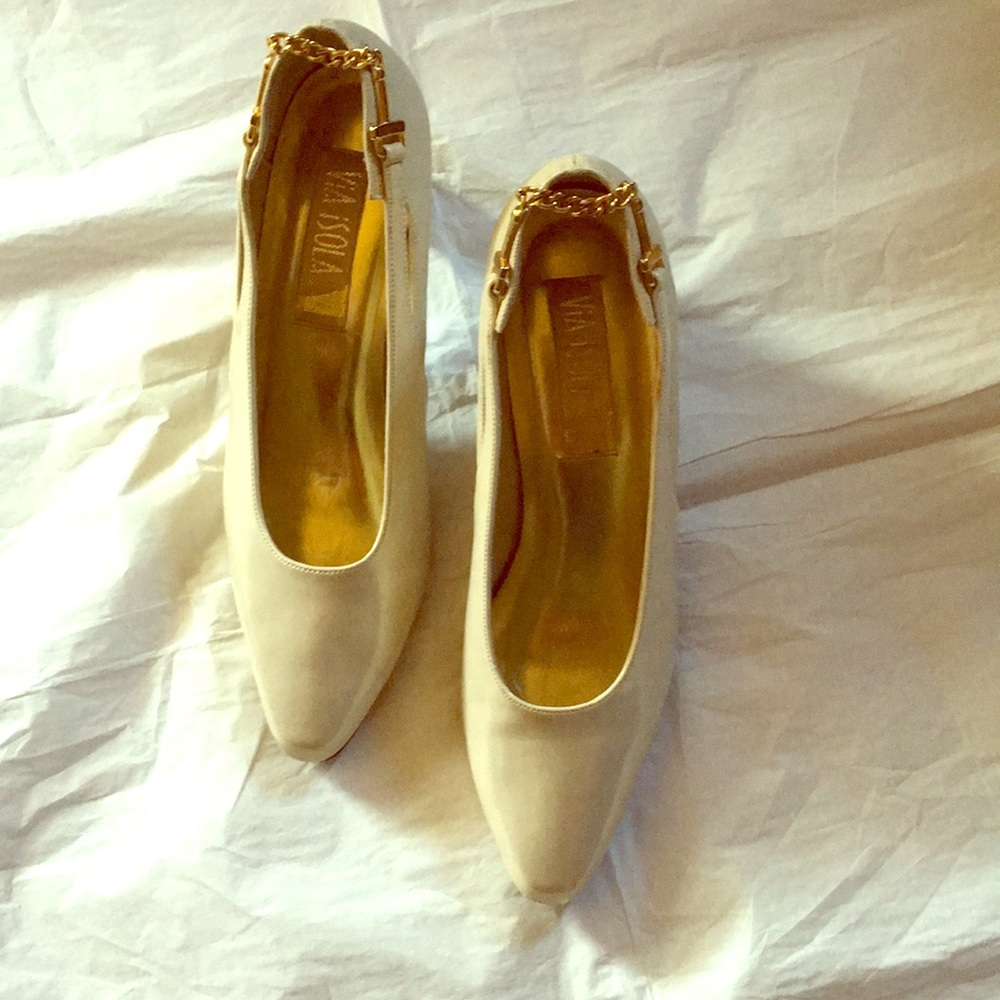 Cute Pump with Gold Chain Detail